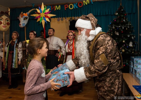 "Естафета Добра" триває: Святий Миколай у пікселі завітав до Чернігівської обласної дитячої лікарні (фото)