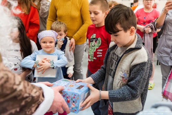 "Естафета Добра" триває: Святий Миколай у пікселі завітав до Чернігівської обласної дитячої лікарні (фото)