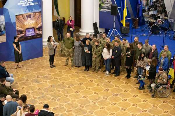 Народні Герої України. Історії справжніх: у столичній мерії презентували особливу книгу про воїнів6
