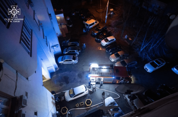 У Києві під час пожежі у багатоповерхівці загинув чоловік, він вистрибнув з вікна2
