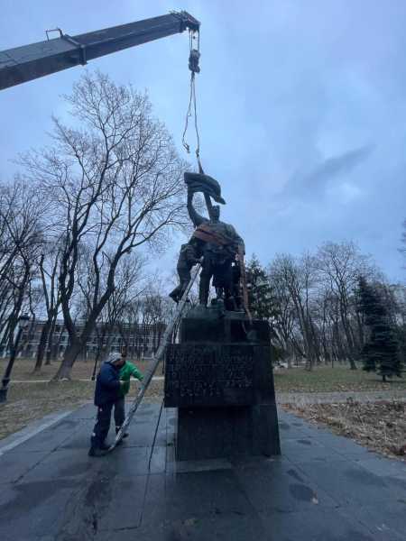 У Києві знесли ще один радянський пам'ятник1