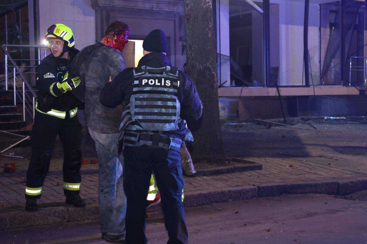 З'явилися фото наслідків прильотів у центрі Харкова: є влучання в готель