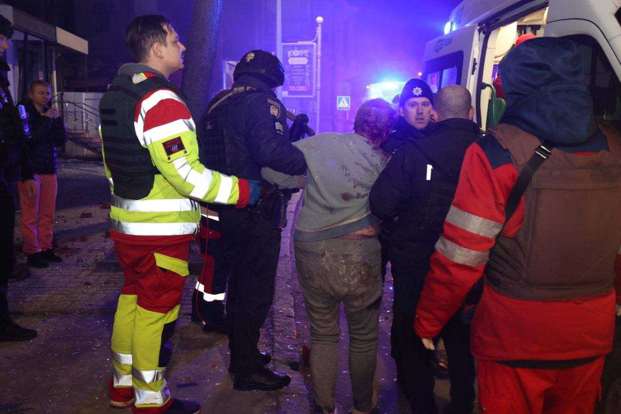 З'явилися фото наслідків прильотів у центрі Харкова: є влучання в готель