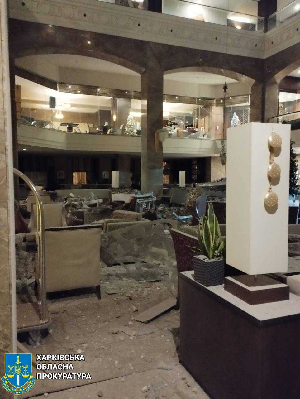 З'явилися фото наслідків прильотів у центрі Харкова: є влучання в готель