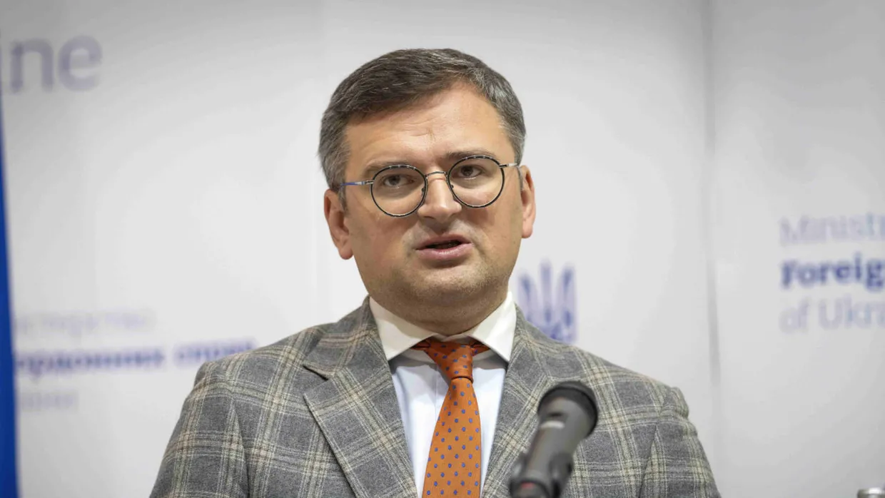 Чи можна буде виїхати за кордон під час війни за множинним громадянством? Кулеба: Ні Чи можна буде виїхати за кордон під час війни за множинним громадянством? Кулеба: Ні