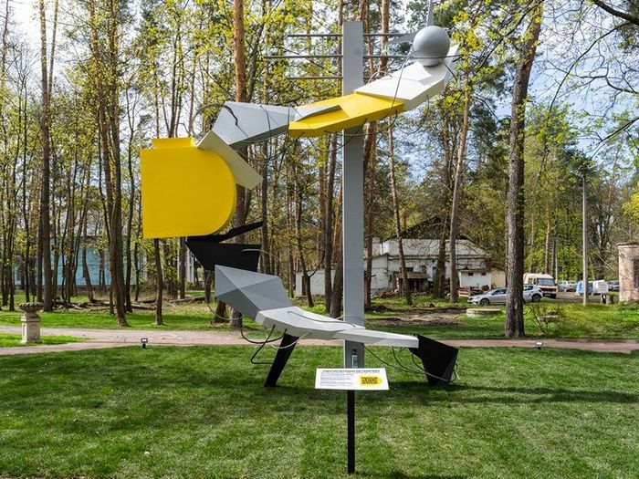 Скульптура Леся Панчишина «Світло перемагає темряву» встановлена в Ірпені. За отриманий гонорар було куплено дрон для ЗСУ і відправлено на фронт1