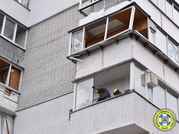 Рятувальники КАРС долучилися до ліквідації наслідків ранкової атаки: евакуювали мешканців і демонтували аварійні конструкції (+фото)5