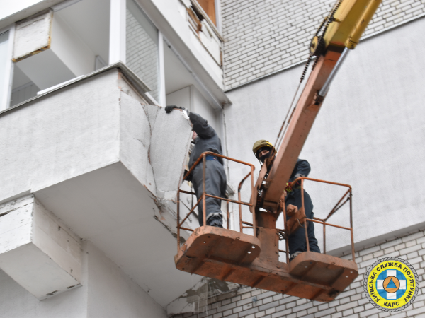 Рятувальники КАРС долучилися до ліквідації наслідків ранкової атаки: евакуювали мешканців і демонтували аварійні конструкції (+фото)2