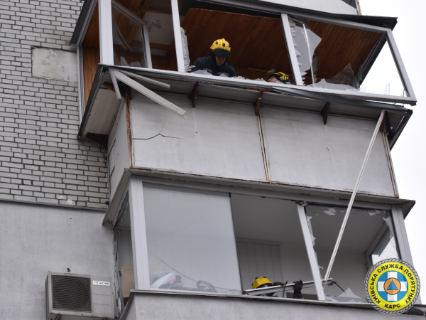 Рятувальники КАРС долучилися до ліквідації наслідків ранкової атаки: евакуювали мешканців і демонтували аварійні конструкції (+фото)1