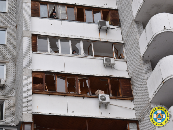 Рятувальники КАРС долучилися до ліквідації наслідків ранкової атаки: евакуювали мешканців і демонтували аварійні конструкції (+фото)7