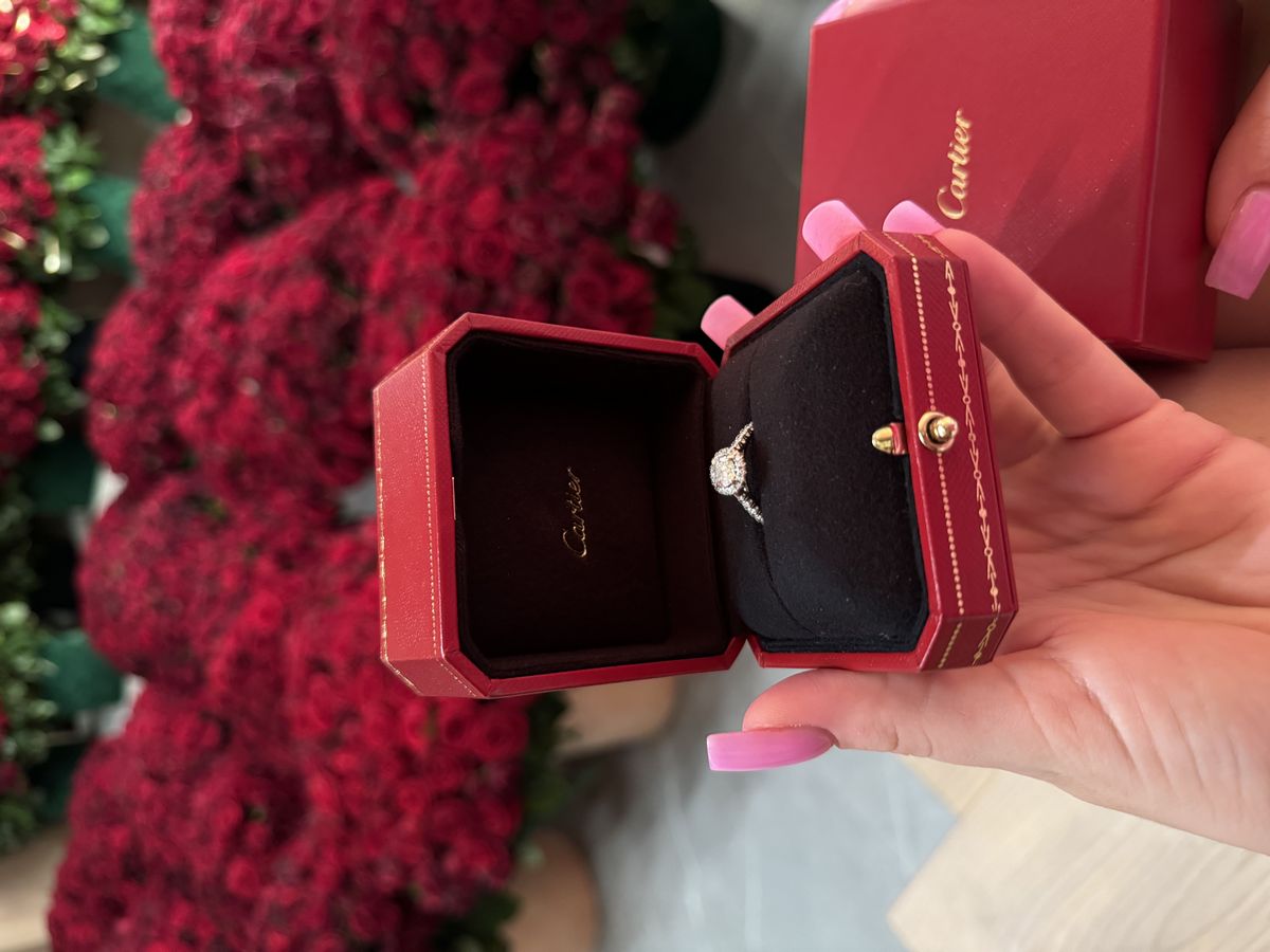 Наречений подарував дівчині каблучку з 30 діамантами1