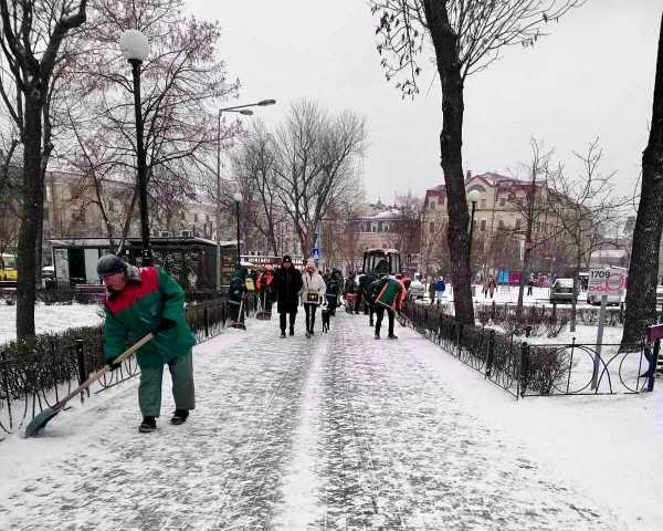 У столиці снігопад: до розчищення вулиць залучено 314 одиниць техніки і 522 працівника «Київавтодору», а також 695 фахівців «зеленбудів»1