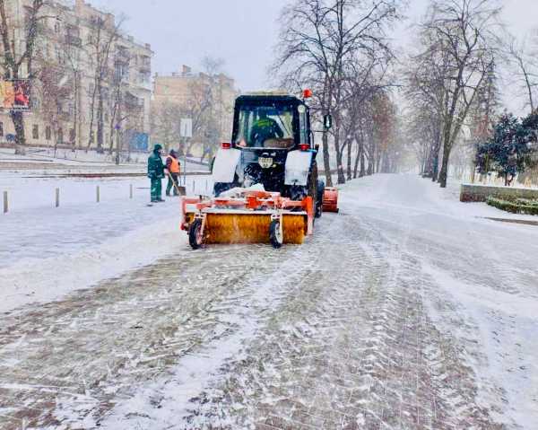 У столиці снігопад: до розчищення вулиць залучено 314 одиниць техніки і 522 працівника «Київавтодору», а також 695 фахівців «зеленбудів»4