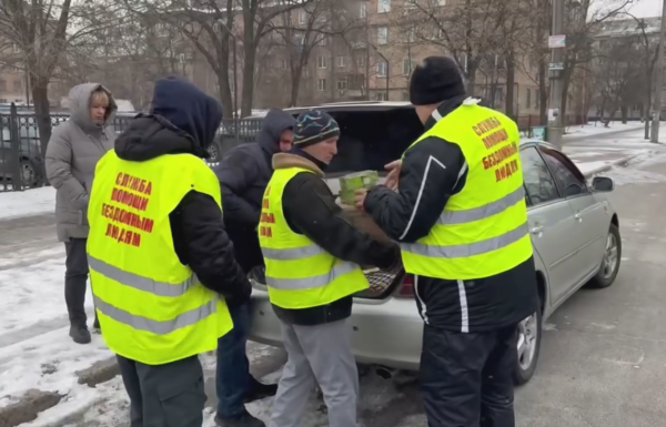 У наметі обігріву на Дарницькому вокзалі годують, надають медичну допомогу та документи4