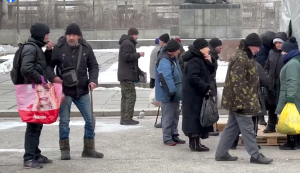 У наметі обігріву на Дарницькому вокзалі годують, надають медичну допомогу та документи3