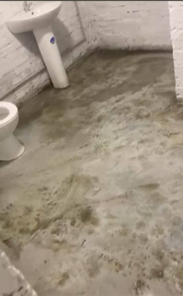В укритті на вулиці Метробудівській ще вчора ліквідували засмічення каналізації. Там проведуть санітарну обробку1