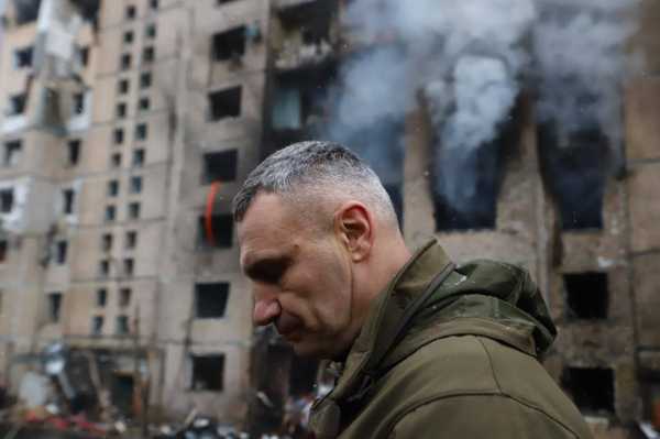 Віталій Кличко побував біля багатоповерхівки у Соломʼянському районі, яка постраждала внаслідок ракетної атаки5
