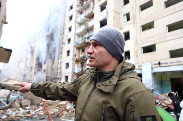 Віталій Кличко побував біля багатоповерхівки у Соломʼянському районі, яка постраждала внаслідок ракетної атаки4