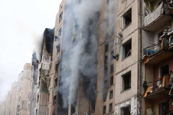 Віталій Кличко побував біля багатоповерхівки у Соломʼянському районі, яка постраждала внаслідок ракетної атаки6