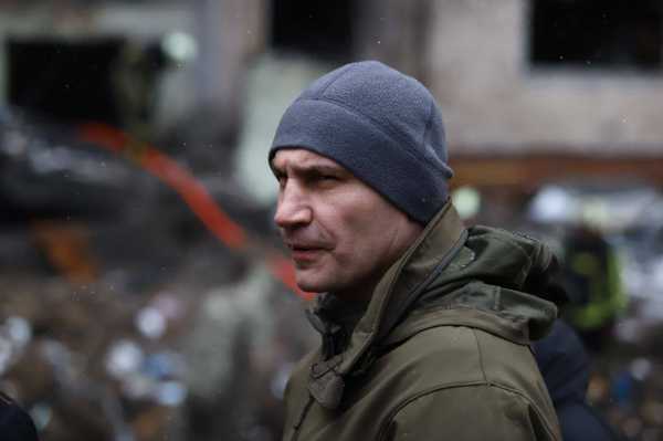 Віталій Кличко побував біля багатоповерхівки у Соломʼянському районі, яка постраждала внаслідок ракетної атаки3