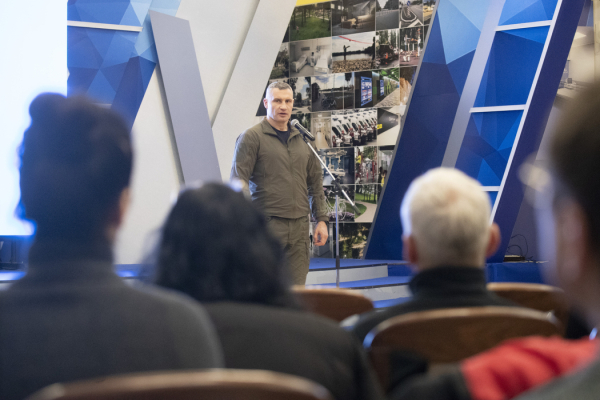 Віталій Кличко в День Соборності України вручив рідним загиблих Героїв державні нагороди та відзнаки від столиці1