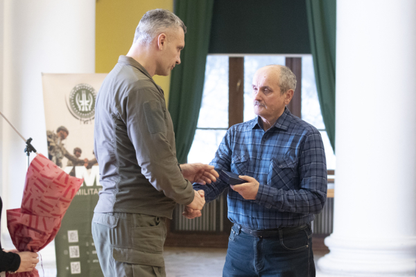 Віталій Кличко в День Соборності України вручив рідним загиблих Героїв державні нагороди та відзнаки від столиці3