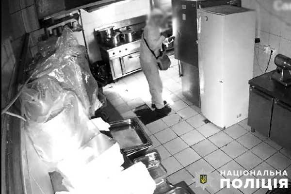 Вкрав мопед та заліз в ресторан: у столиці «на гарячому» затримали грабіжника2
