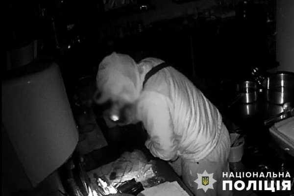 Вкрав мопед та заліз в ресторан: у столиці «на гарячому» затримали грабіжника3