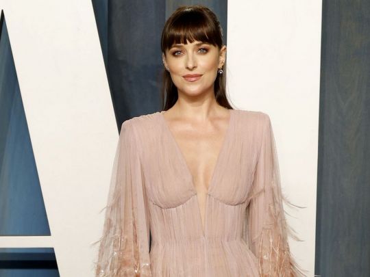 Дакота Джонсон вразила публіку відвертою сітчастою сукнею0