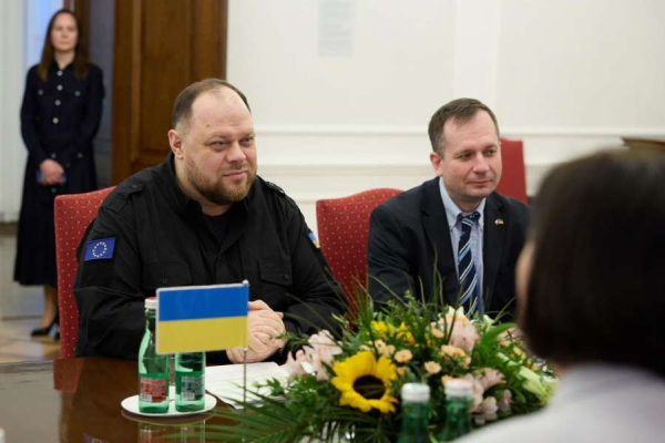 Голова Верховної Ради України Руслан Стефанчук розпочав робочий візит до Чеської Республіки із зустрічі із Головою Сенату Парламенту Чеської Республіки Мілошем Вистрчілом та Головою Палати депутатів Парламенту Чеської Республіки Маркетою Пекаровою Адамовою1