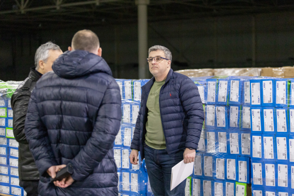 Гуманітарний штаб Києва спільно з німецькими партнерами передав понад 3 тисячі пар взуття для киян, які проходять службу у Збройних Силах України2