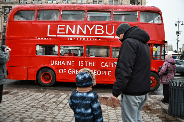 Легендарна двоповерхова кав’ярня на колесах «LennyBus» вирушила на реставрацію, перед цим зробивши почесне коло центром столиці1