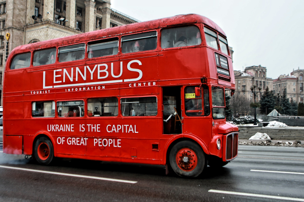 Легендарна двоповерхова кав’ярня на колесах «LennyBus» вирушила на реставрацію, перед цим зробивши почесне коло центром столиці3