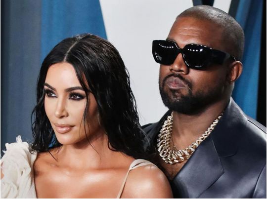 Нехай припинить вештатись вулицями голою: стала відома причина різкої розмови Кім Кардаш’ян з колишнім чоловіком0