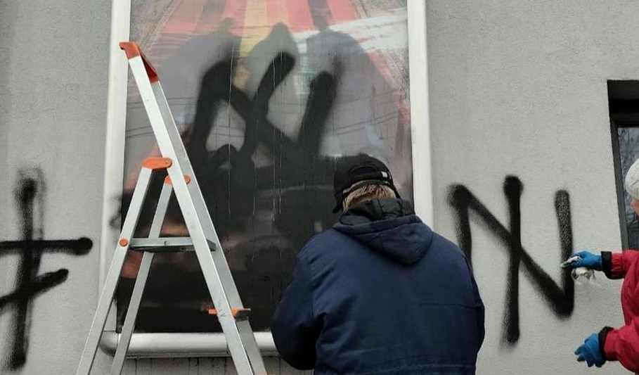 Невідомі вандали «напали» на кінотеатр «Жовтень» у Києві через прем'єру фільму на тему ЛГБТ (фото)3