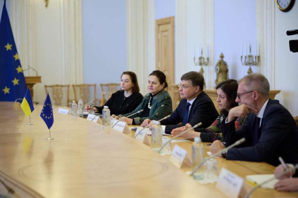 Голова Верховної Ради України Руслан Стефанчук провів зустріч із Виконавчим Віцепрезидентом Європейської Комісії за напрямом «Економіка, що працює для людей» Валдісом Домбровскісом2