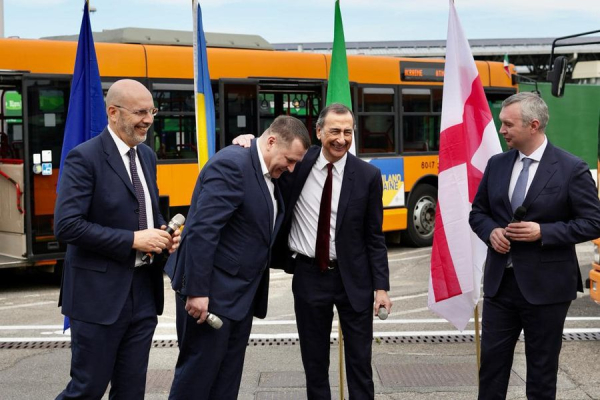 Мілан подарував Дніпру 40 автобусів, перша партія вже у дорозі - Філатов1