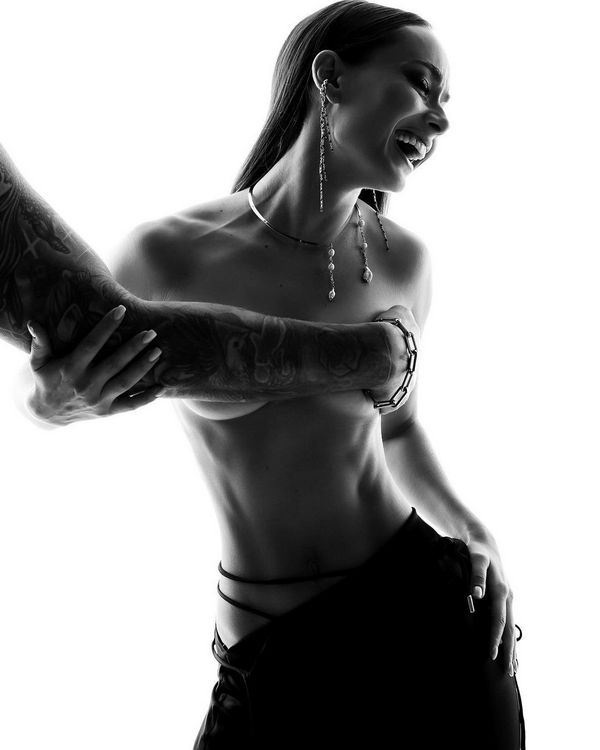 Оголена Ксенія Мішина показалася в обіймах загадкового чоловіка2