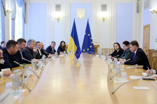 Перший віцеспікер Олександр Корнієнко та представники депутатських фракцій і груп зустрілися з Виконавчим Віцепрезидентом Європейської Комісії за напрямом «Економіка, що працює для людей» Валдісом Домбровскісом3