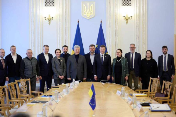 Перший віцеспікер Олександр Корнієнко та представники депутатських фракцій і груп зустрілися з Виконавчим Віцепрезидентом Європейської Комісії за напрямом «Економіка, що працює для людей» Валдісом Домбровскісом2