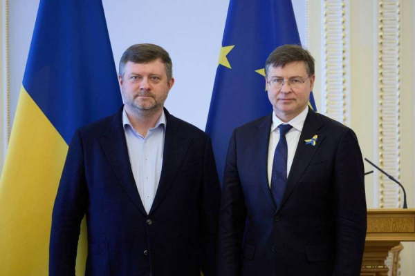 Перший віцеспікер Олександр Корнієнко та представники депутатських фракцій і груп зустрілися з Виконавчим Віцепрезидентом Європейської Комісії за напрямом «Економіка, що працює для людей» Валдісом Домбровскісом1