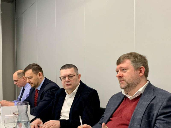 У межах робочого візиту до Литви Перший заступник Голови Верховної Ради України Олександр Корнієнко зустрівся з представниками аналітичних центрів США2