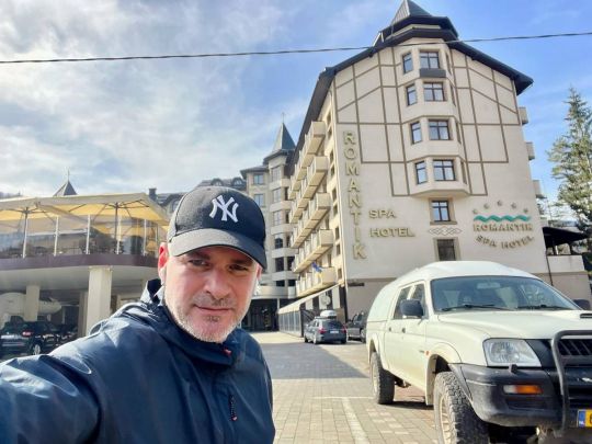 Арсен Мірзоян різко відповів на закиди про «розваги» і показав заради чого виступає0