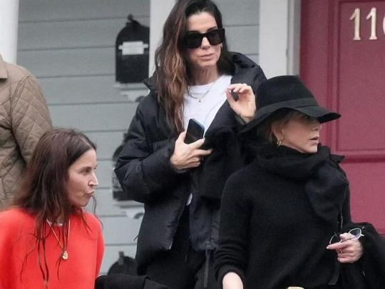 Намагалися бути непомітними: Дженніфер Еністон і Сандра Буллок відвідали пластичного хірруга0