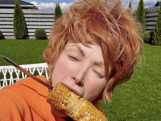 Жорстка дієта до добра не доводить: відома ведуча впала зі стільця прямо на сцені0