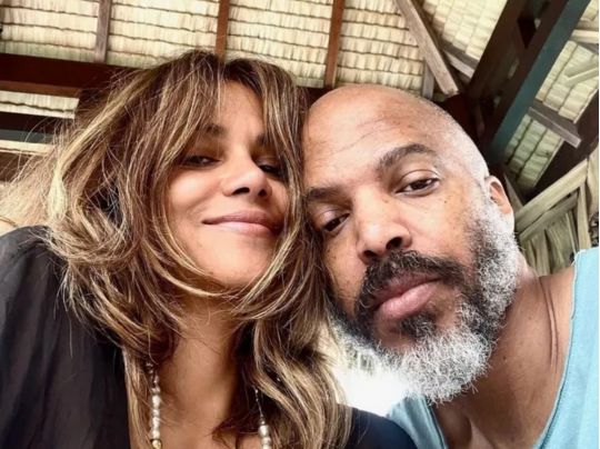 Бойфренд Геллі Беррі поділився її оголеним фото на честь Дня матері0