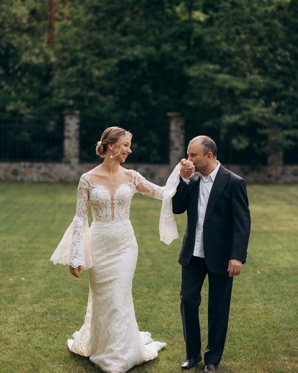 Нарешті одягла весільну сукню: дружина Віктора Павліка влаштувала йому сюрприз на четверту річницю шлюбу2