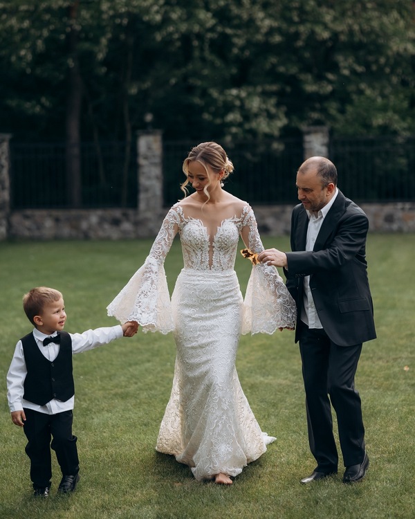 Нарешті одягла весільну сукню: дружина Віктора Павліка влаштувала йому сюрприз на четверту річницю шлюбу1