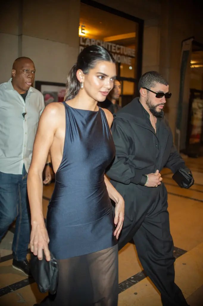 «Добре, хоч не гола»: Кендал Дженнер розізлила французів, з’явившись у Луврі без взуття2