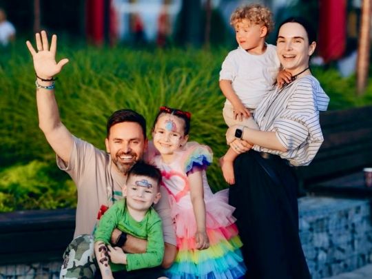 «Тримаємося за руки й плачемо»: сімʼя Тімура Мірошниченка про усиновлення другої дитини0